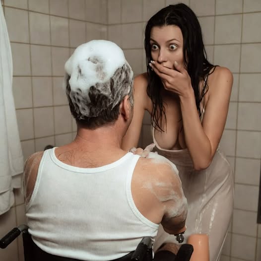 Épp a lebénult sógoromat fürdettem… és amikor levettem az ingét, megértettem, miért tartott mindig távol a férjem attól a szobától.