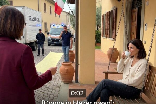 Mentre ero in lutto, mia zia ha falsificato un atto di proprietà, mi ha detto di aver venduto la casa di mia nonna e mi ha cacciata via, ma io sono rimasta calma con il mio caffè perché i veri proprietari stavano per entrare e cambiare tutto.