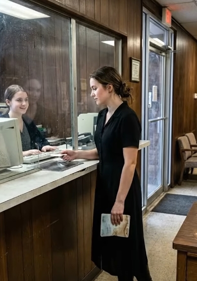 På min farfars begravning tittade min mamma hela tiden på sin klocka, kallade högen med gamla papper värdelös och kastade en vattenfläckad bankbok rakt i soporna — jag grävde fram den igen, körde till en liten bankfilial utanför stan, och mindre än två minuter senare var ytterdörren låst och chefen hade blivit vitvit: “Ring polisen… låt henne inte gå.”